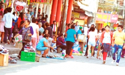 Sigue habiendo informales en Los Pozos, la diferencia con meses pasados es que los nuevos vendedores no cuentan con toldos ni espacios fijos. Foto: ED