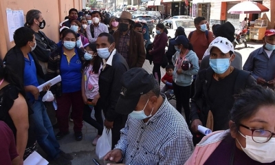 Ciudadanos acuden, este domingo, al hospital Cochabamba para recibir la vacuna anticovid