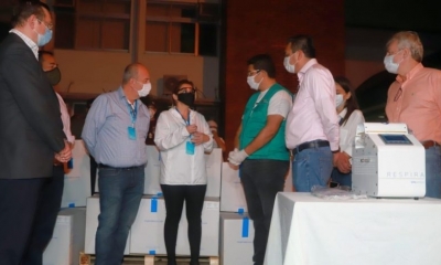 Áñez junto a varios de sus colaboradores entregando los polémicos  respiradores en Santa Cruz | ABI