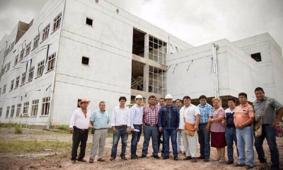 José Quecaña en la reactivación de obras en el hospital de tercer nivel