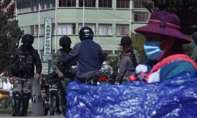 Un contingente policial resguardó la sede de Adepcoca en Villa Fátima hasta el ingreso de Arnold Alanes. 