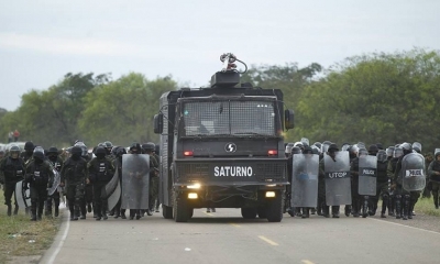 Foto / Archivo : El carro lanza agua, saturno de la policía