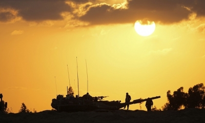 Soldados israelíes cerca de un tanque en la frontera con la Franja de Gaza, el 11 de octubre de 2023.