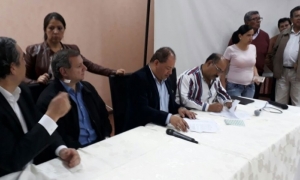 La firma del documento. Foto: RRSS.