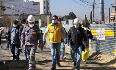 El alcalde de La Paz, Luis Revilla, inspecciona las obras del viaducto San Martín que está debajo de la avenida Saavedra. 