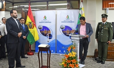 El ministro de Hidrocarburos, Víctor Zamora (der.), toma posesión al nuevo presidente de YPFB, Herland Soliz Montenegro (izq.), ayer. | @BOLIVIA_MH