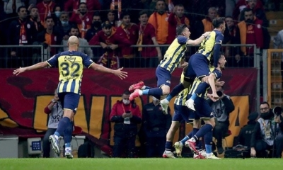 Celebración de los jugadores de Fenerbahce, tras igualar al filo del partido con Galatasaray, el domingo. | EFE