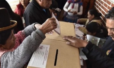 Una mujer deposita su voto. | Archivo | TSE