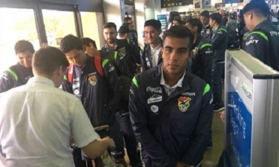 Los seleccionados nacionales a su paso por el aeropuerto Viru Viru. Foto: FBF