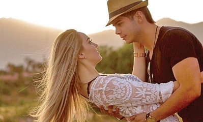 Jonathan Hermosa, vocalista de la banda, y Ana María Gomes, su novia y madre de su hija.