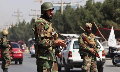 Los talibanes patrullan en las calles de Kabul, ayer. | EFE