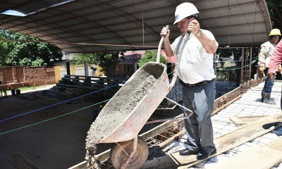 Alcalde Ramiro Vallejos participando del vaciado de loza  