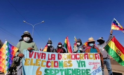 Se observa la presencia de comunidades rurales mostrando los multicolores de su vestimenta