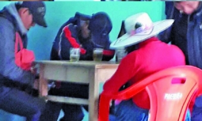 Al menos, cinco 