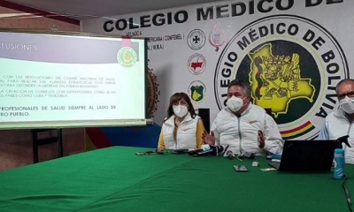 El presidente del Colegio Médico de Bolivia, Luis Larrea, en rueda de prensa. Foto: Facebook Colegio Médico