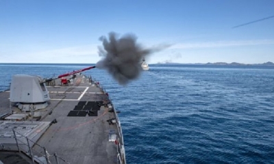 El USS Rafael Peralta, de 9 200 toneladas, es uno de los buques principales de la Séptima Flota de los Estados Unidos