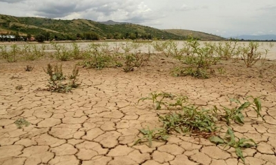 El suelo seco y agrietado aún muestra marcas de haber estado bajo el agua hace algunos meses.