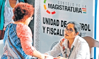 Los funcionarios salieron a las filas que hace la gente para distribuir volantes orientadores. Foto: EL DEBER