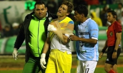 Gómez ayuda a salir de la cancha a Cousillas. Foto: Jorge Uechi