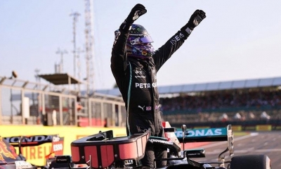 El piloto británico Lewis Hamilton festeja la victoria. | AFP