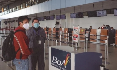 Pasajeros en el aeropuerto de El Alto.