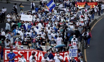 Miles de personas participan en una jornada de protestas contra el Gobierno del presidente Nayib Bukele, en San Salvador