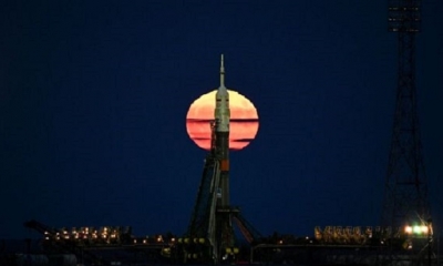 Una superluna se ve detrás de una sonda Soyuz de Rusia (archivo) | Fuente: AFP