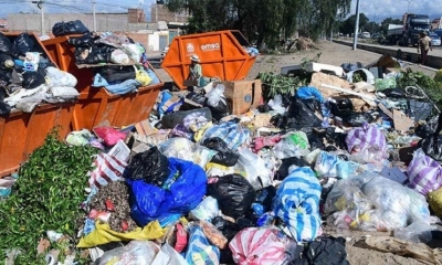 Un gran promontorio de basura en la av. Sajama, cerca de la línea férrea, por el bloqueo en K’ara K’ara