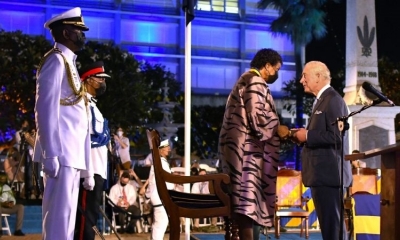 Carlos, Príncipe de Gales recibe la Orden de la Libertad de Barbados de manos de la Presidenta de Barbados, Dame Sandra Mason. 