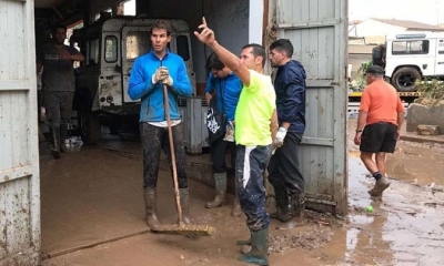 Rafael Nadal ayuda en la limpieza en un taller mecánico.