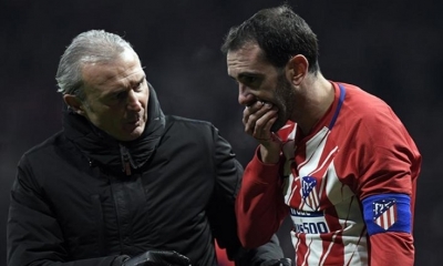 El central uruguayo Diego Godín tras su incidente .