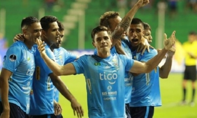 Leo Vaca celebra con sus compañero el gol anotado a Bahía. Foto: Fuad Landívar