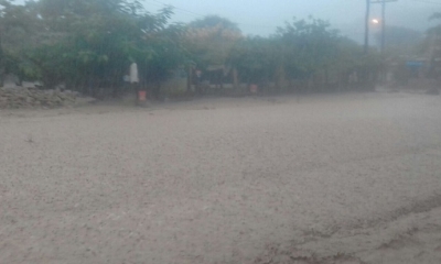 Calle inundada por la torrencial lluvia que cayó el jueves. Foto: RRSS