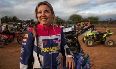 La piloto del equipo Caminhos da Serra, Moara Sacilotti, posa minutos antes de la salida de la cuarta etapa del Rally dos Sertões