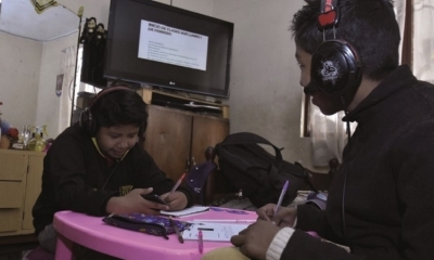 Algunos estudiantes comparten dispositivos para pasar clases.