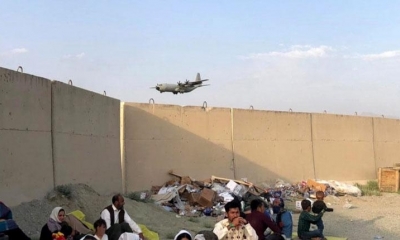Frente al aeropuerto, los soldados estadounidenses y franceses señalan a quienes podrán acceder a uno de los vuelos de evacuación
