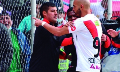 Jugadores de Always Ready intentan controlar a Riquelme