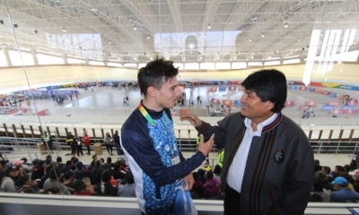 Presidente Evo Morales saludando a un atleta. Foto: Internet