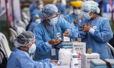 Enfermeras peruanas preparan dosis de vacunas, en Lima. | AFP