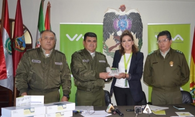 La representante de VIVA firmó el convenio con el Comando del Beni/Foto. RB