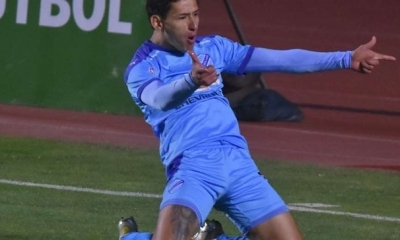 La celebración de Víctor Ábrego que aportó con un gol a triunfo de Bolívar.