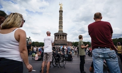 Los manifestantes en al columna de a Victoria en Berlín Foto: EFE