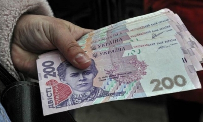 Un refugiado de Mariupol tiene dinero ucraniano para cambiarlo por rublos rusos en el cruce fronterizo de Veselo-Voznesenka, entre Ucrania y Rusia,