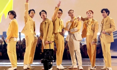 Jimin, J-Hope, Jin, Jungkook, RM, Suga y V de BTS se presentan en los American Music Awards 2021. Foto: AFP.