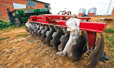 Klinsky denuncia mal estado de la maquinarIa agrícola. Al fondo, la planta de alimento balanceado en construcción. Foto: EL DEBER