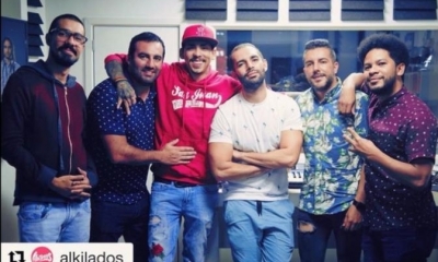 Bonny Lovy y Alkilados posan para la foto en Colombia donde se hizo 