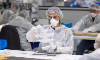 Empleados de la empresa textil Zender Germany fabrican máscaras protectoras, Osnabruck, Baja Sajonia, Alemania, 6 de abril de 2020. Friso Gentsch