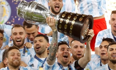 Messi levanta la Copa América. La foto más esperada. (AP)