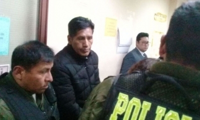 El custodio acompañado de los policías en La Paz.