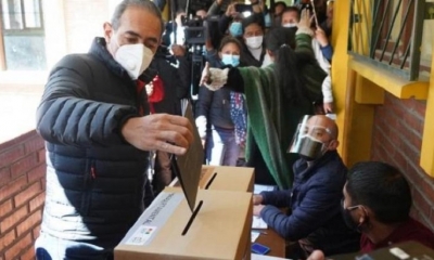 El candidato a la Alcaldía de La Paz, César Dockweiler, emite su voto.